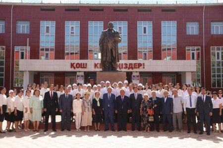 Қызылордада Абай ескерткішіне гүл шоқтары қойылды