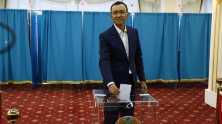 Мәулен Әшімбаев Құрылтай сайлауында дауыс берді