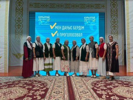 «Ауылымның үлгілі келіндері»: Ұлттық киіммен сайлау учаскесіне келді