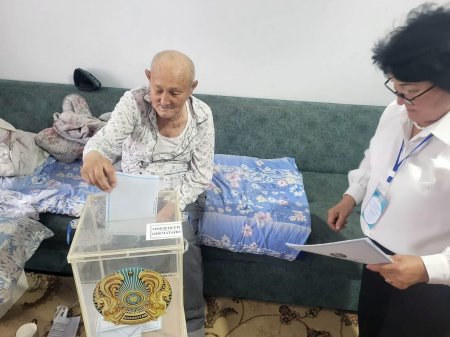 Үйден дауыс беруге өтініш берген тұрғындарға жылжымалы сайлау жәшігі жеткізілді