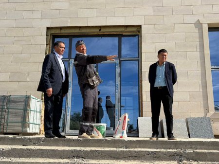Жаңадан салынып жатқан теміржол вокзалының құрылыс жұмыстарын көрді
